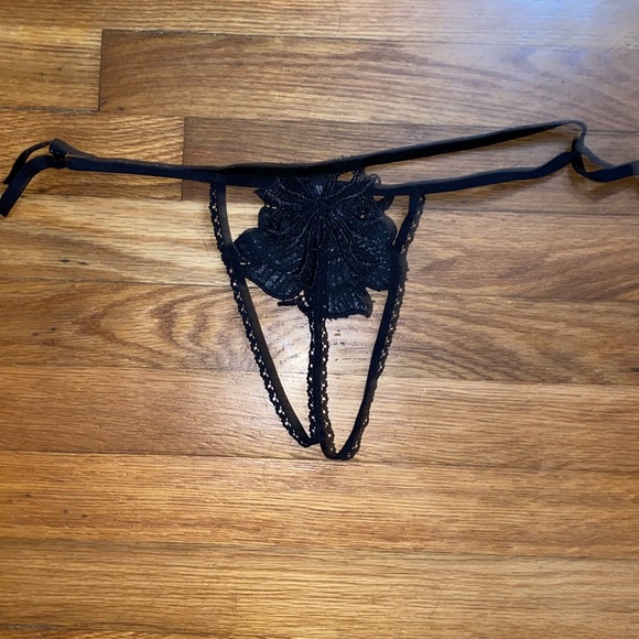 NWOT Belle-et-BonBon Bisoux Black Rose Leatherette Thong - Picture 4 of 10